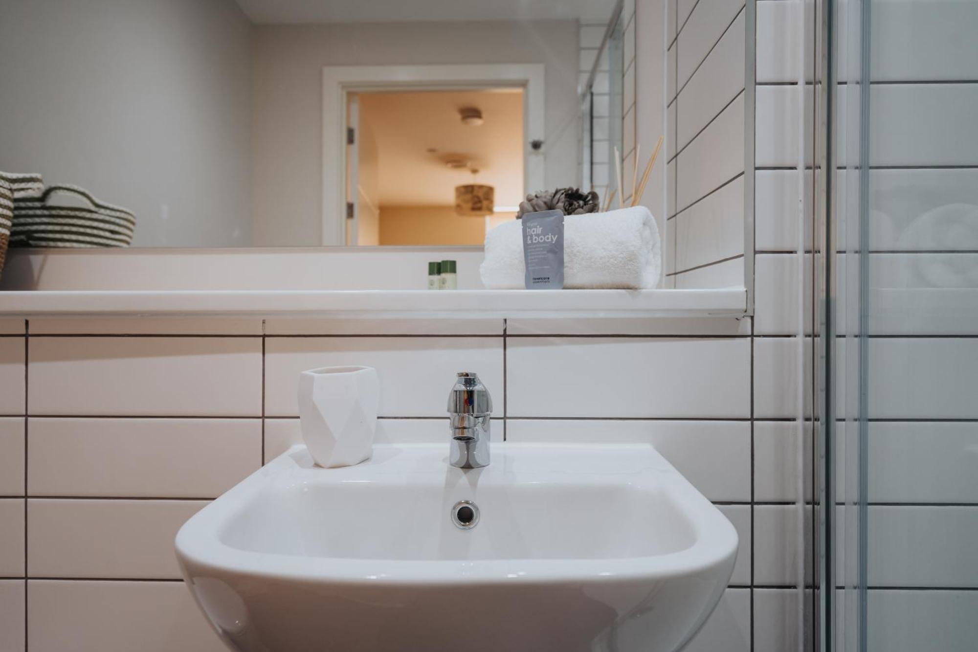 Liverpool City Apartment With Parking & Ev Buitenkant foto